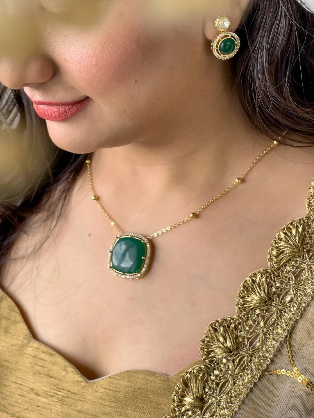 Emerald Glow Pendant Necklace