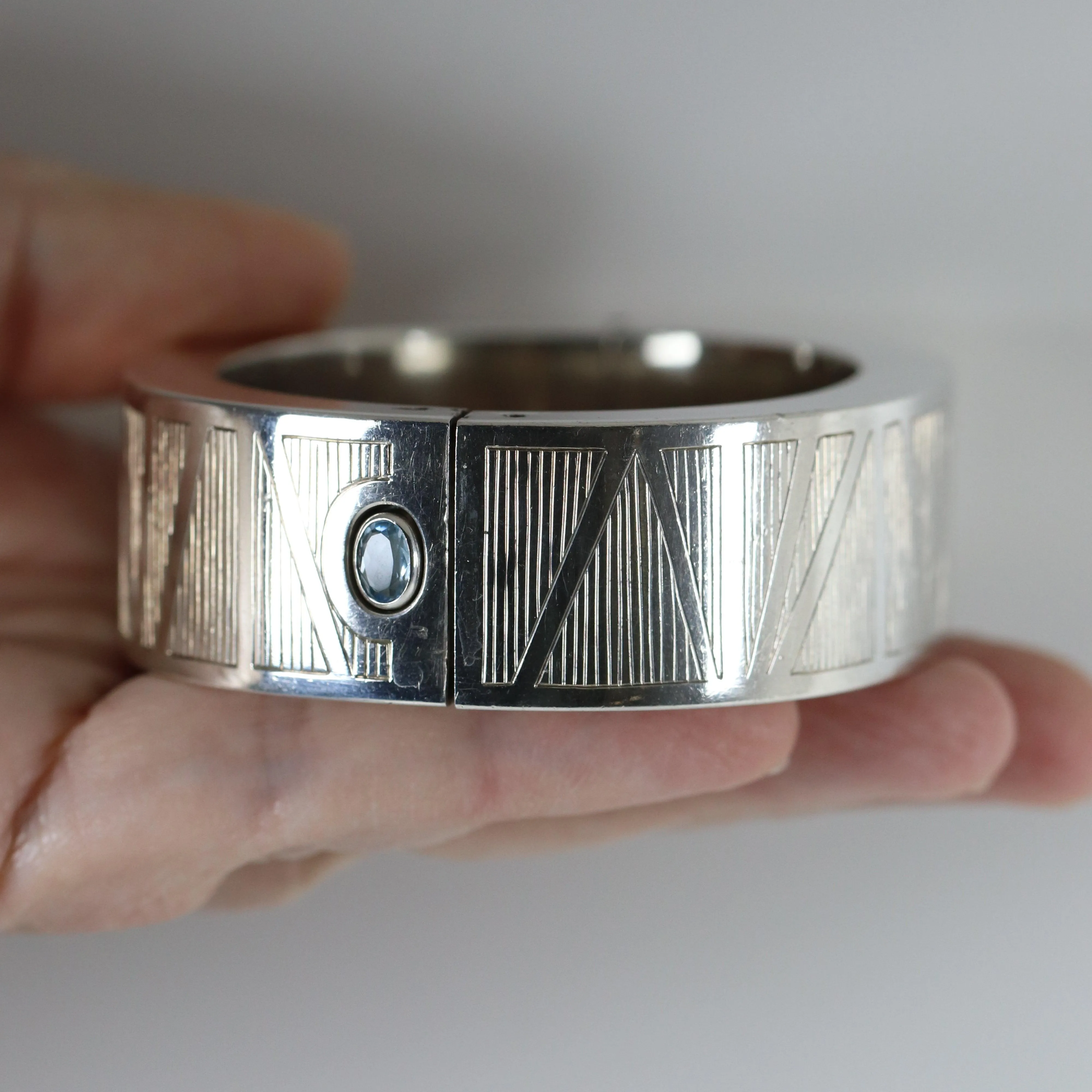 Vintage Modernist Silver Jewelry | Aquamarine Etched Modernist Hinged Bracelet