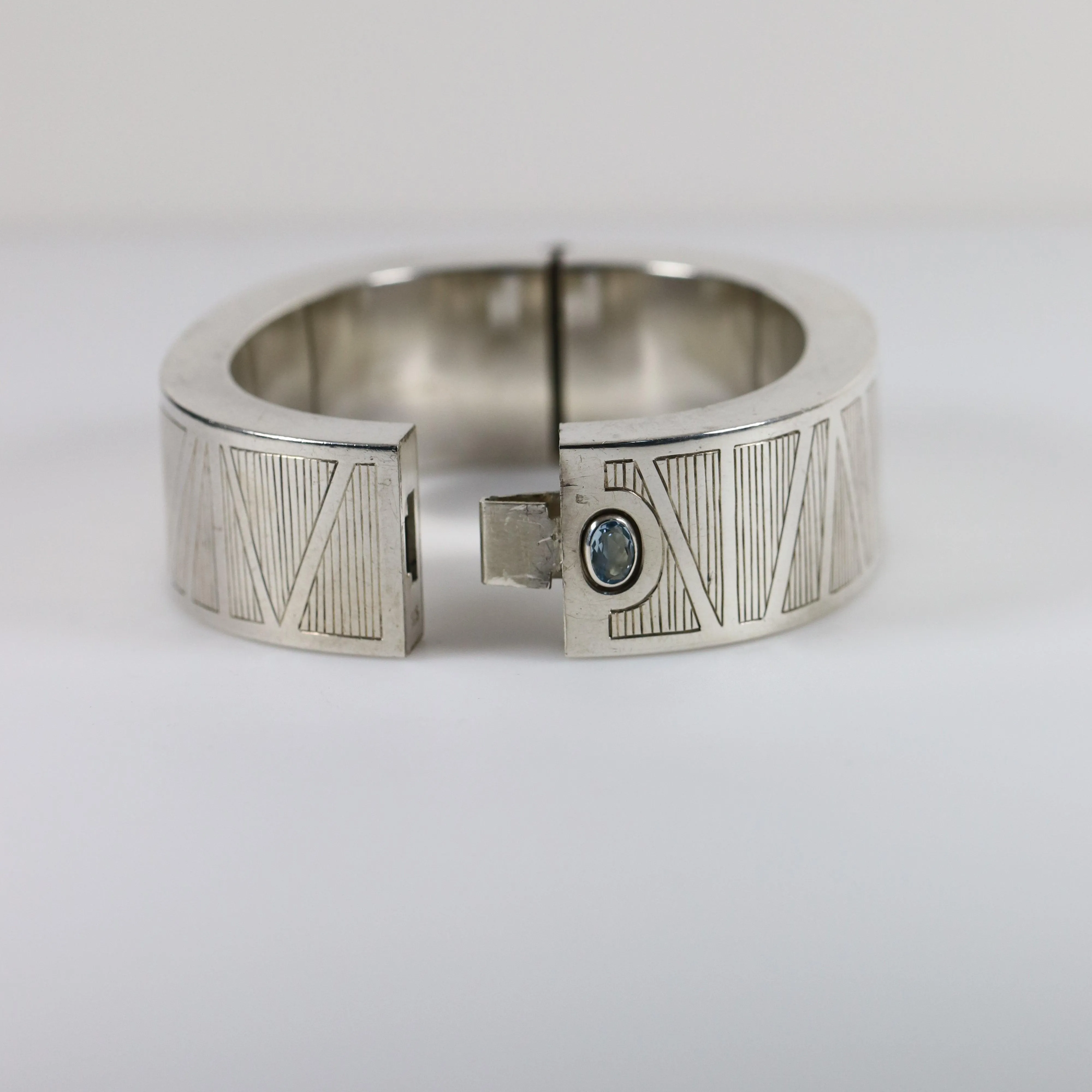 Vintage Modernist Silver Jewelry | Aquamarine Etched Modernist Hinged Bracelet